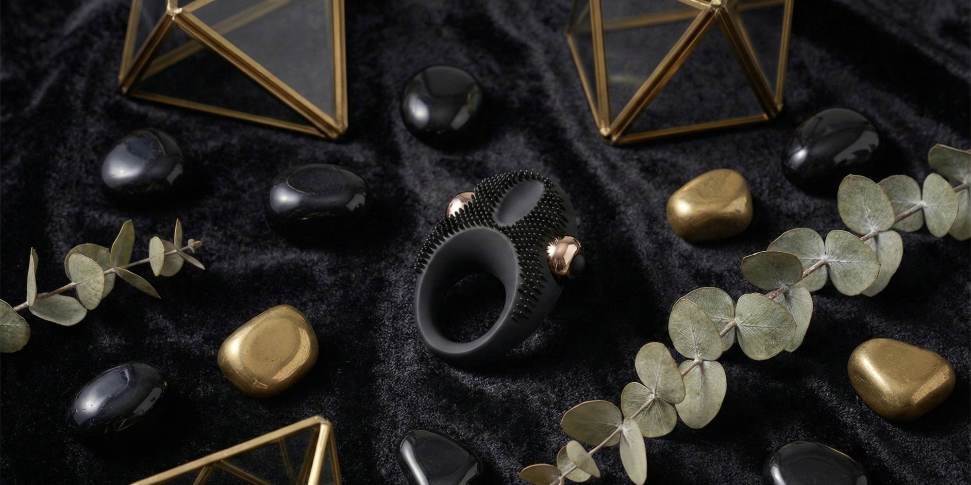 Accessoire intime de luxe : anneau vibrant pour couple mis en scène dans une ambiance élégante et mystique.