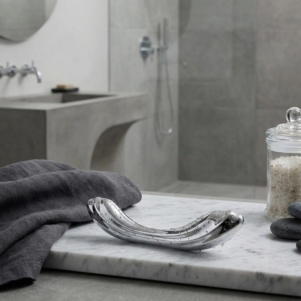 Masseur point G étanche Satisfyer Pure Gravity 2 sur marbre avec serviette grise.