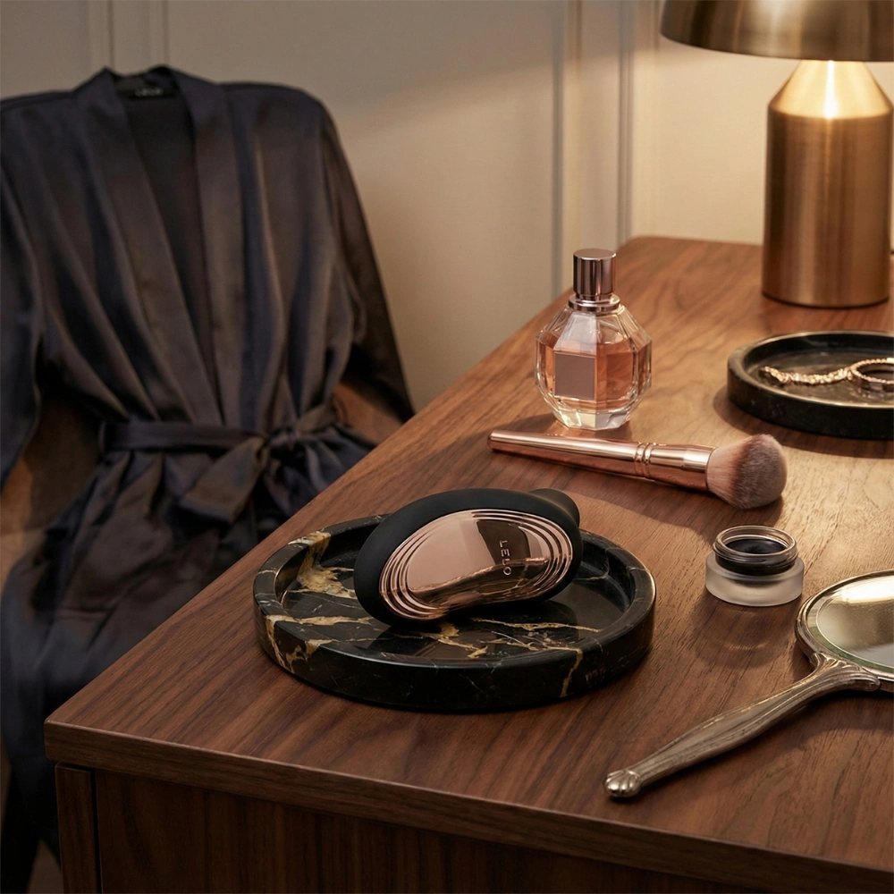 Lelo Sona 2 Cruise Noir : un stimulateur personnel discret sur une table de toilette moderne.