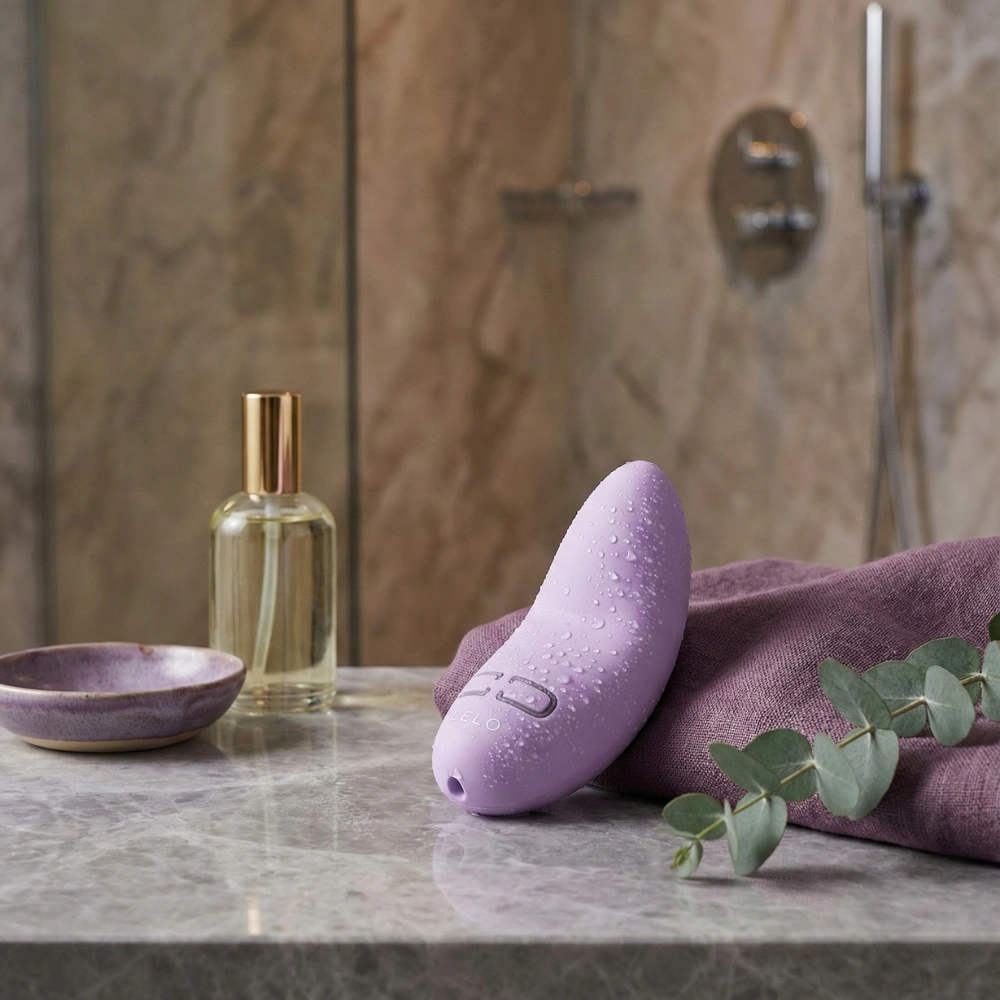Sextoy de luxe Lelo Lily 3 lilas dans un décor de bien-être et relaxation.