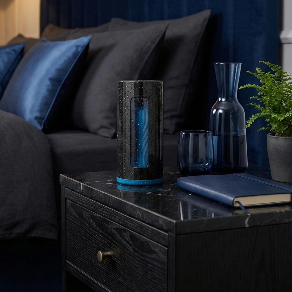 Console de plaisir Lelo F1s V3 sur une table de chevet, pilotable par IA et application.