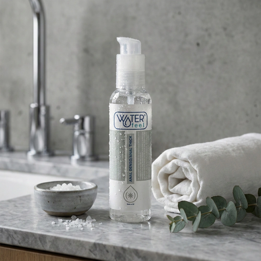 Gel lubrifiant anal 150ml Waterfeel posé sur un plan de travail avec serviette.