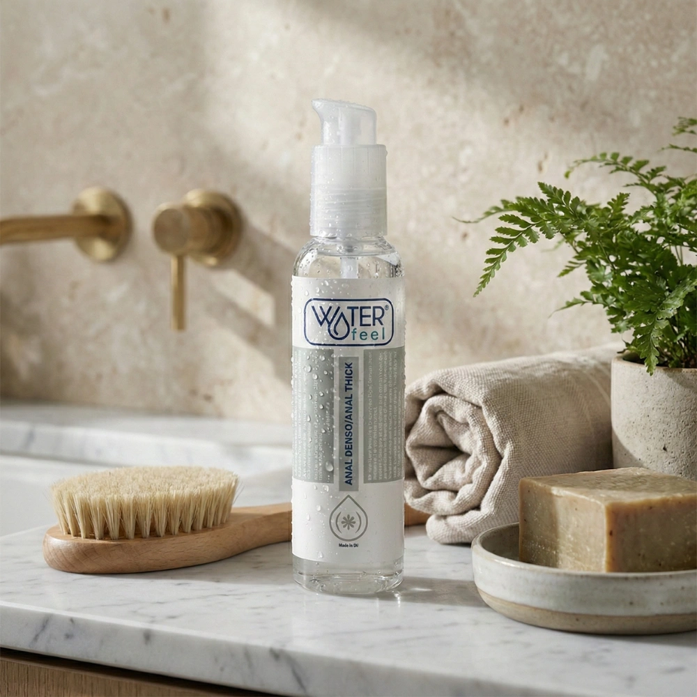 Produit de massage et lubrifiant anal Waterfeel dans un décor de soin et bien-être.