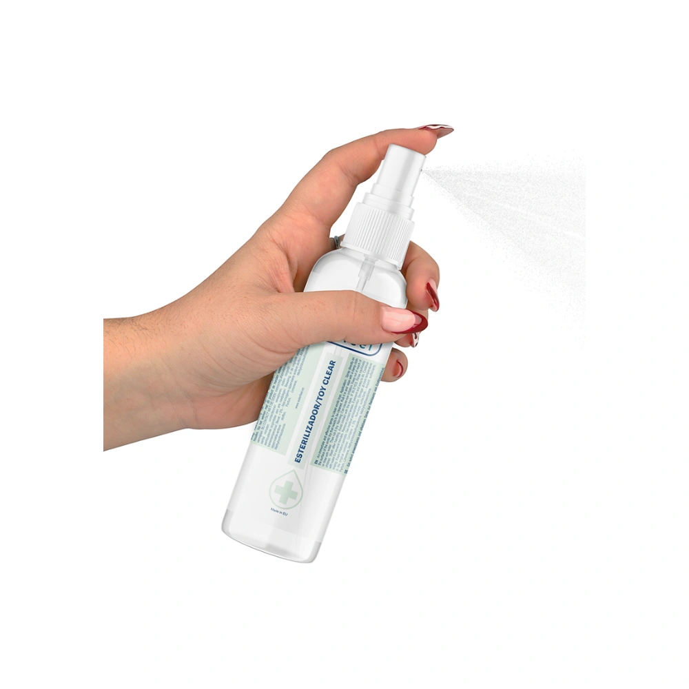 Application du spray désinfectant Waterfeel pour l'hygiène et l'entretien des sextoys.