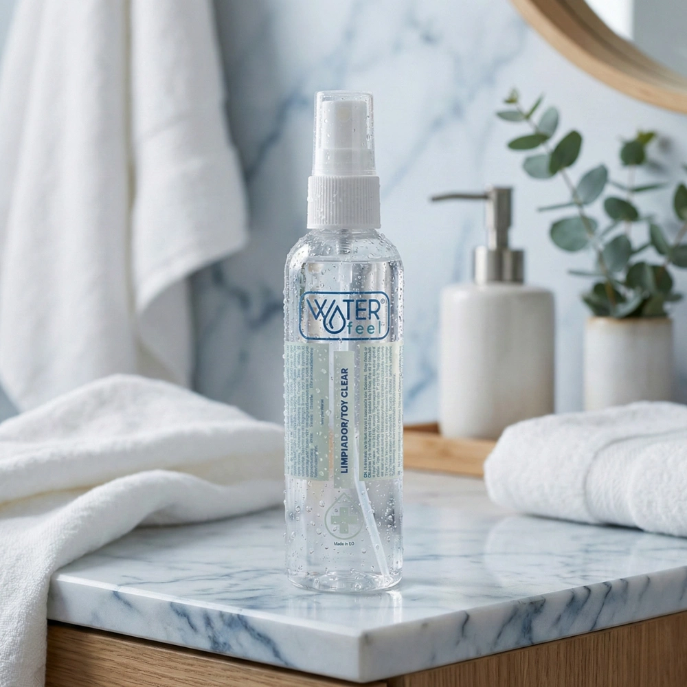 Nettoyant sextoy Waterfeel posé sur un plan en marbre blanc de salle de bain.