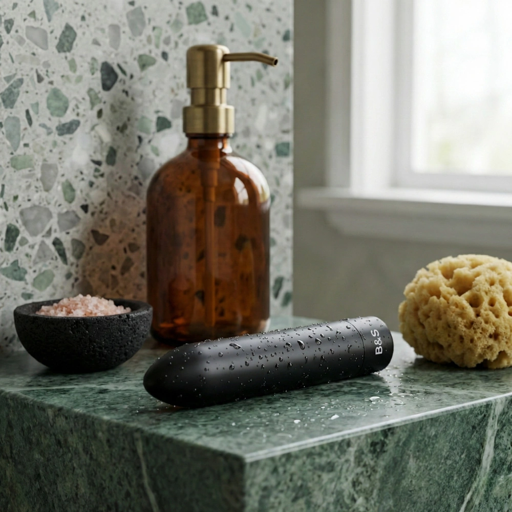 Petit vibromasseur discret pour la stimulation clitoridienne dans une salle de bain.
