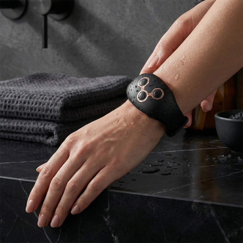Montre Watchme portée au poignet pour un contrôle mains libres et discret des sextoys.