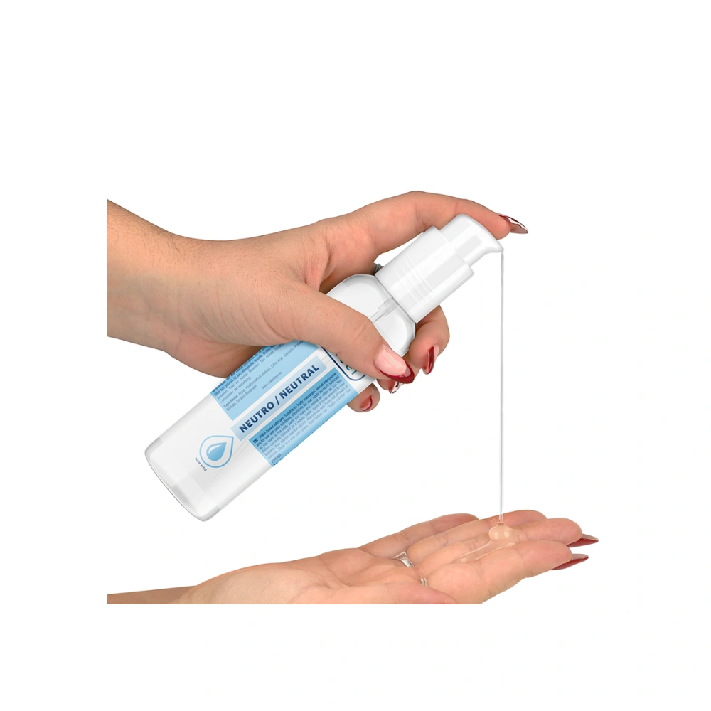 Texture fluide et transparente du lubrifiant neutre Waterfeel appliqué sur la main.