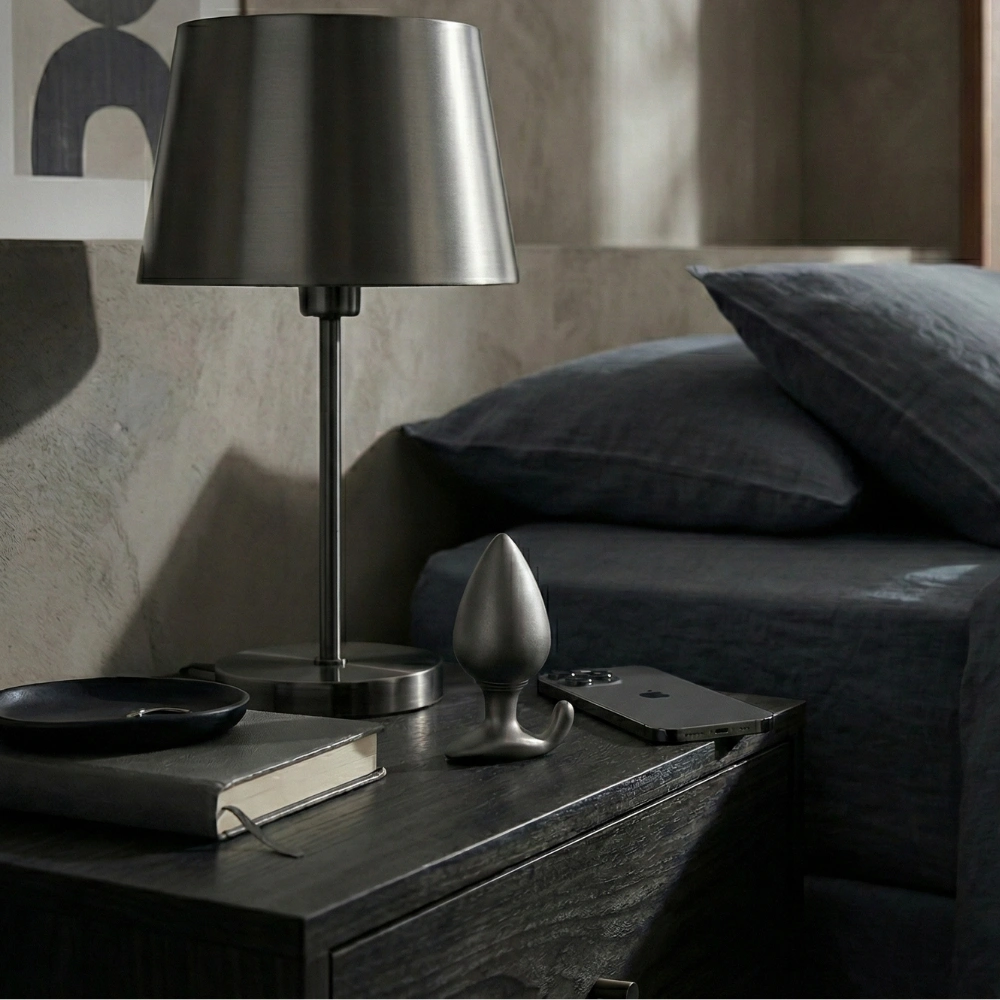 Sextoy connecté pour homme Oninder sur une table de chevet pour un contrôle à distance.