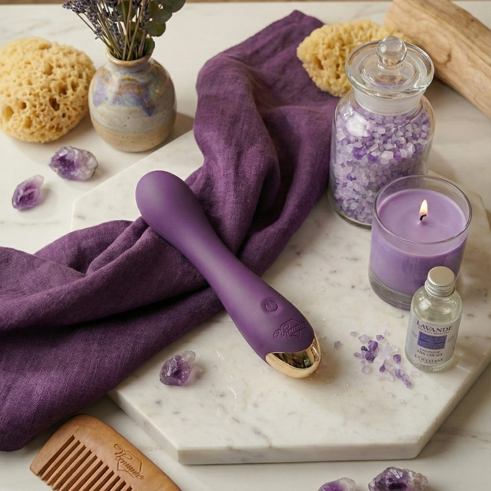 Vibromasseur point G violet dans un décor de relaxation avec lavande et cristaux.